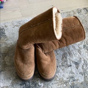 Chestnut Uggs with back stripe